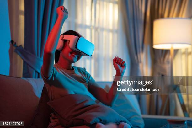 she watched the concert in virtual reality through vr glasses in the living room of her home. - gig living room stock pictures, royalty-free photos & images