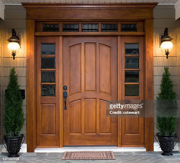 una puerta de madera - entrada de casa fotografías e imágenes de stock