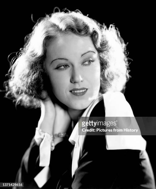Vina Fay Wray was a Canadian/American actress most noted for playing the female lead in the movie King Kong .