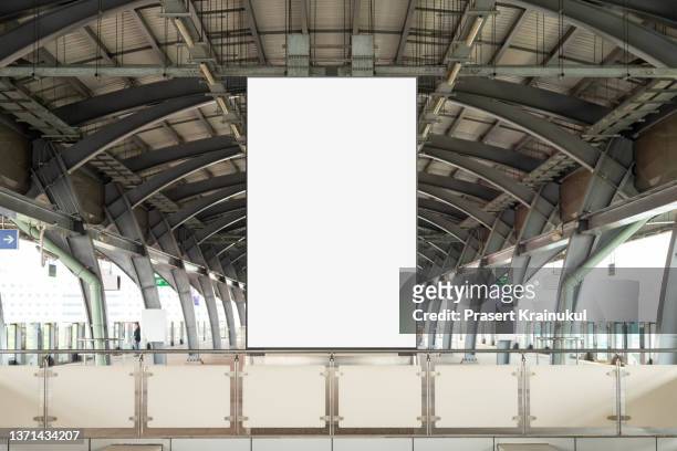 blank white banner at subway station. - poster mockup stock-fotos und bilder