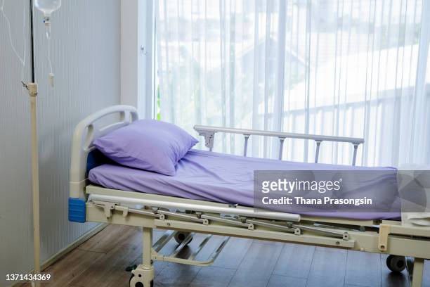 hospital room with beds and comfortable medical equipped - hospital ventilator stock pictures, royalty-free photos & images
