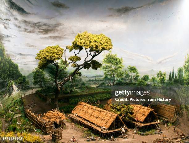 Diorama of a neolithic Chinese village, Hemudu Culture , Field Museum of National History, Chicago . Photo by Adelehant .