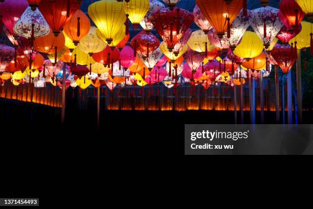 chinese new year tradition night view red lantern - chinees lantaarnfeest stockfoto's en -beelden