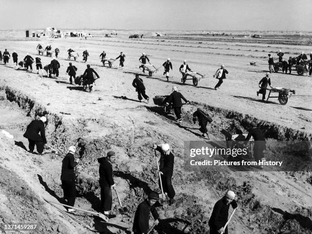 Team of peasants labouring on a communal farm during the 'Great Leap Forward' .