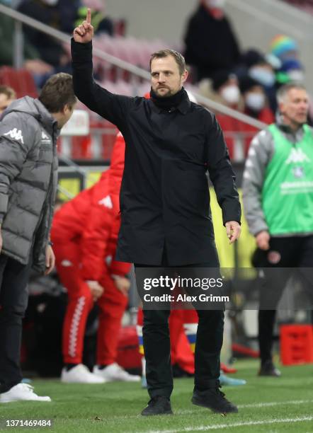 Head coach Bo Svensson of Mainz celebrates after the final whistle of the Bundesliga match between 1. FSV Mainz 05 and Bayer 04 Leverkusen at MEWA...