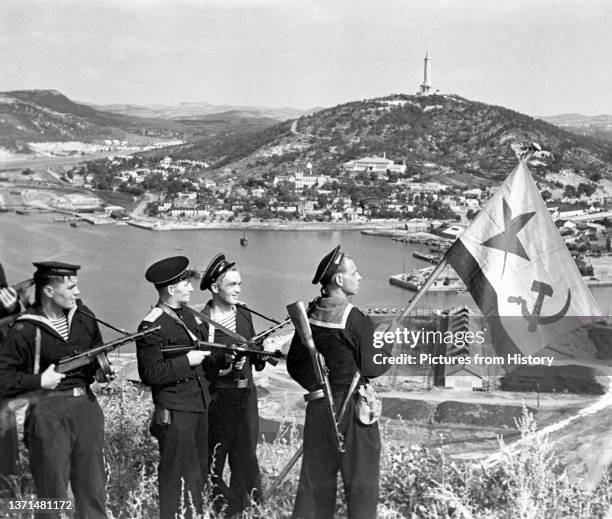 Pacific Fleet marines of the Soviet Navy hoisting the Soviet naval ensign in Dalian , on October 1, 1945. Photo by Haldei/RIA Novosti .