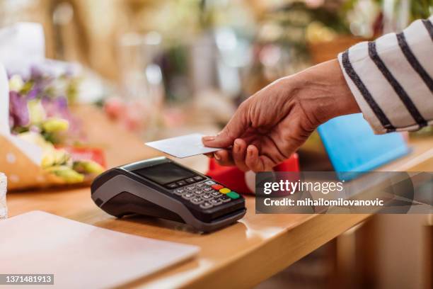 this has become the standard way of paying - caissière stockfoto's en -beelden