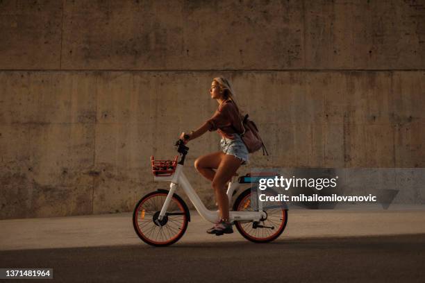 時間を彼女の生活 - bycicle city ストックフォトと画像