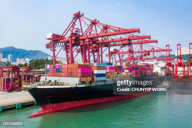 kwai tsing container terminals from drone view - handelsoorlog stockfoto's en -beelden