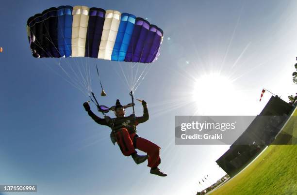 skydiver landing high speed - paracadutista foto e immagini stock