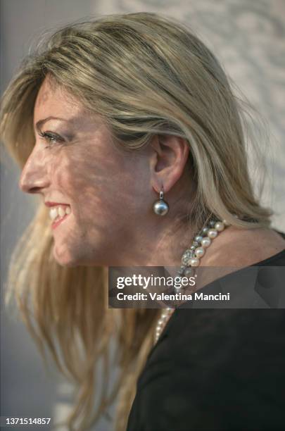 smiling girl in profile wearing pearl necklaces and earrings - perlenohrringe stock-fotos und bilder