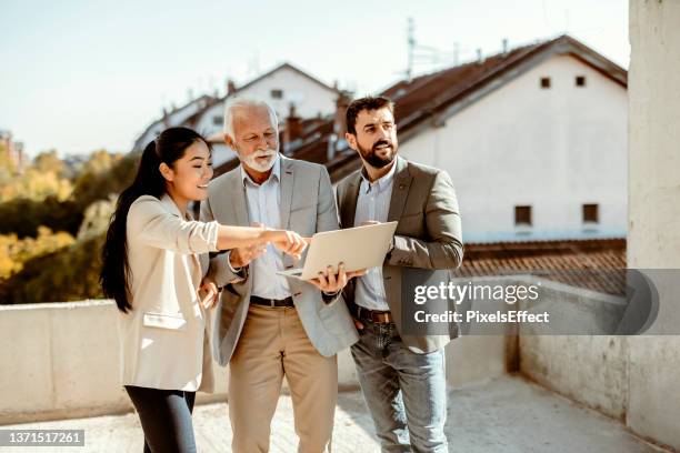 mixed race couple meeting real-estate agent - real estate developer 個照片及圖片檔