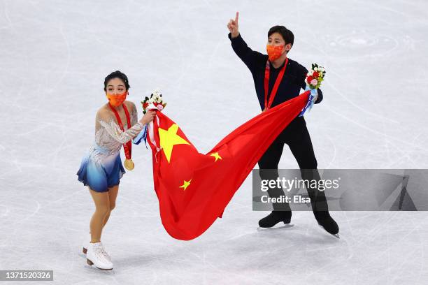 Gold medallists Wenjing Sui and Cong Han of Team China pose during the Pair Skating Free Skating Medal Ceremony on day fifteen of the Beijing 2022...