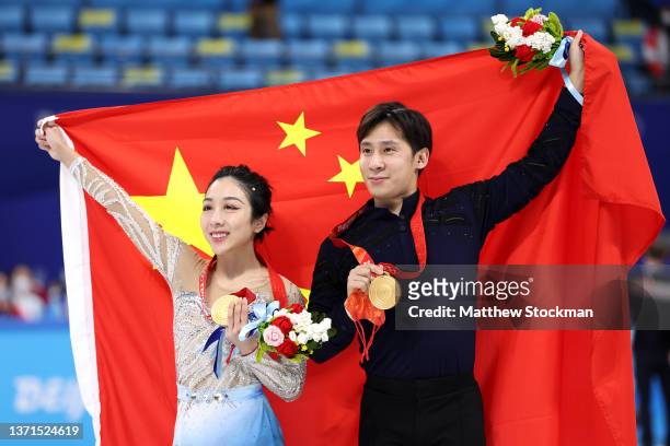 Gold medallists Wenjing Sui and Cong Han of Team China pose during the Pair Skating Free Skating Medal Ceremony on day fifteen of the Beijing 2022...