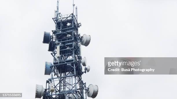 digital graphic, cut-out of telecommunications signal tower (5g cell tower) with copyspace - repeater tower stock-fotos und bilder