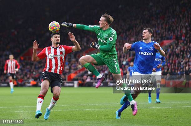 Jordan Pickford of Everton punches the ball clear ahead of Armando Broja of Southampton during the Premier League match between Southampton and...