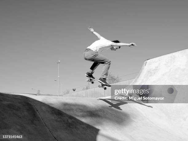 young man skateboarding - parque de skate imagens e fotografias de stock