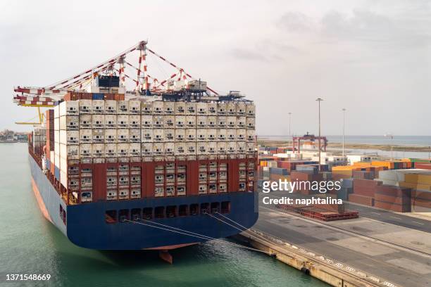 vista del retro della nave portacontainer attraccata a un porto internazionale, trasporto e logistica scarico - attraccato foto e immagini stock