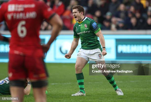 Paddy Jackson of London Irish celebrates kicking the winning penalty as Theo McFarland of Saracens looks on during the Gallagher Premiership Rugby...