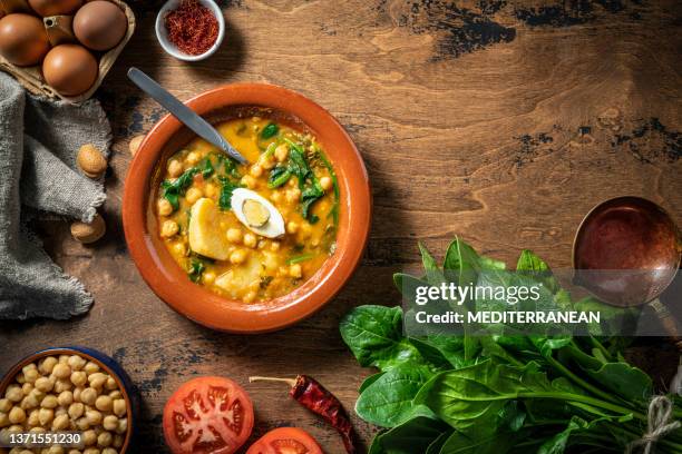 potaje de garbanzos, chickpea stew spanish recipe vegetarian with spinach - vigil imagens e fotografias de stock