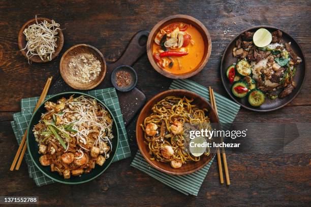 authentic classic thai dishes - pad thai stock pictures, royalty-free photos & images