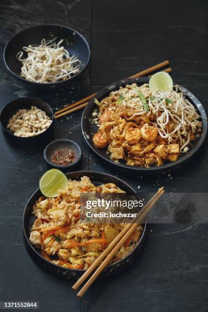 authentic classic thai dishes - pad thai stock pictures, royalty-free photos & images