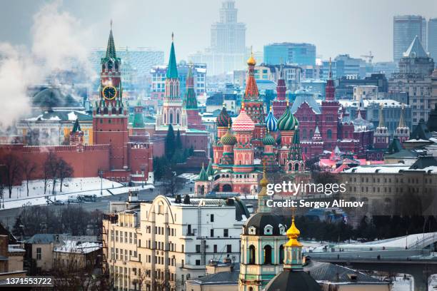 the moscow kremlin in winter - moscow skyline stock pictures, royalty-free photos & images