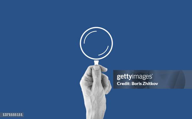 magnifying glass - loup stockfoto's en -beelden