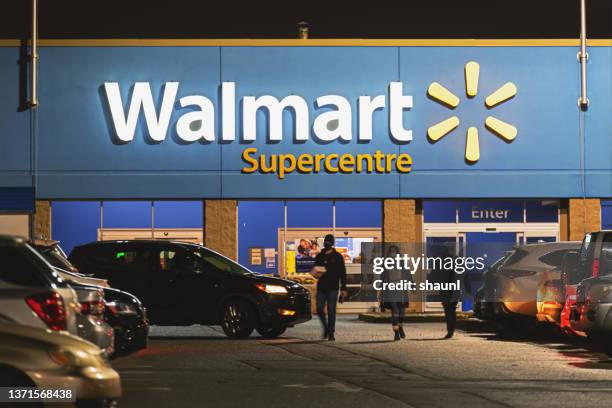 walmart supercentre - wal mart photos et images de collection