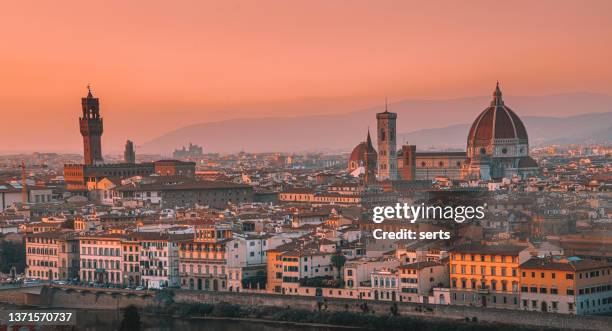 日没時のフィレンツェシティスカイラインのパノラマビュー - florence - italy ストックフォトと画像