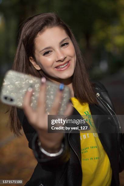 portrait of a teenage girl (14-15 years) taking a selfie - 14 15 years girls stockfoto's en -beelden