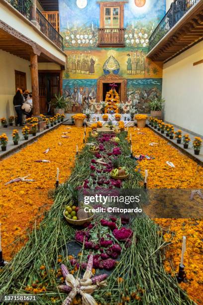 an altar in the day of the dead in patzcuaro michoacán - état du michoacan photos et images de collection