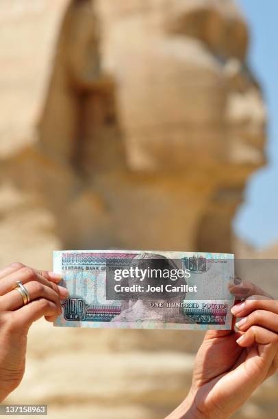 the sphinx and 100 pound egyptian note - 100 pound note stock pictures, royalty-free photos & images