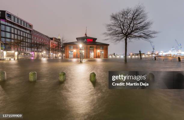 hamburger fischmarkt storm surge - fischmarkt hamburg stock pictures, royalty-free photos & images