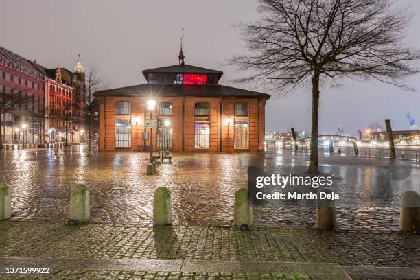 hamburger fischmarkt storm surge - fischmarkt hamburg stock pictures, royalty-free photos & images