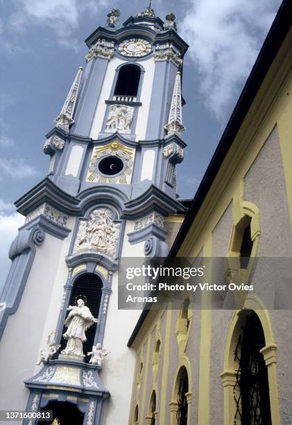 blue tower of the abbey of the augustinian canons of dürnstein, founded in 1410 on the banks of the danube - lower austria stock-fotos und bilder