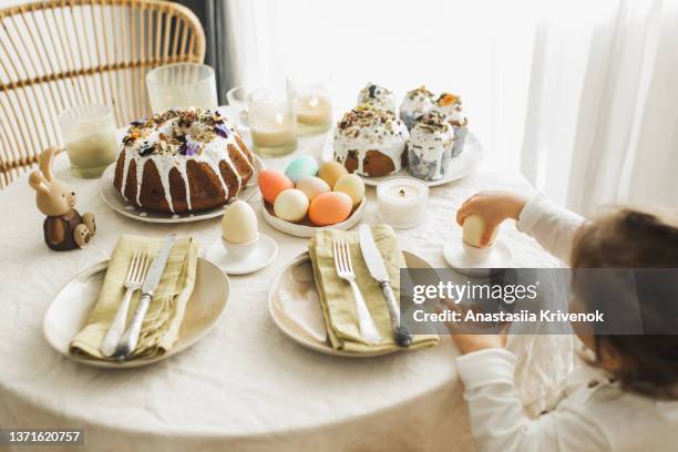 family with child celebrates easter. - paastafel stockfoto's en -beelden