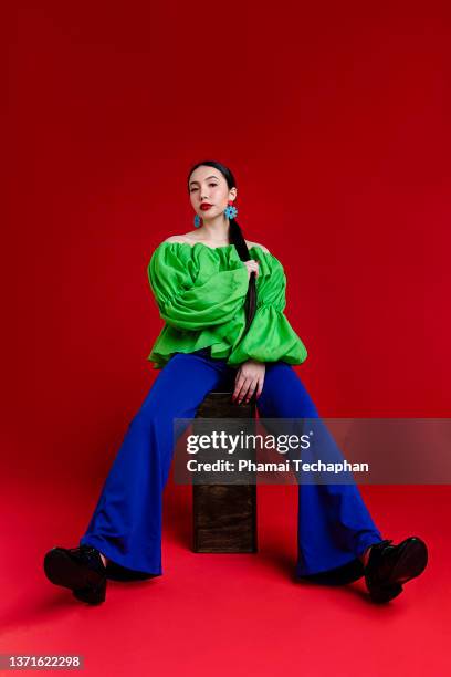 fashionable woman - grüne bluse stock-fotos und bilder
