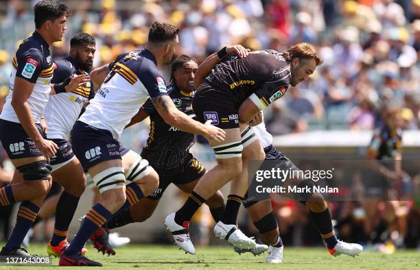 Izack Rodda of the Force runs the ball during the round one Super Rugby Pacific match between the ACT Brumbies and the Western Force at GIO Stadium...