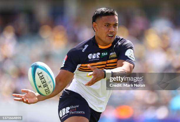 Lenny Ikitau of the Brumbies passes during the round one Super Rugby Pacific match between the ACT Brumbies and the Western Force at GIO Stadium on...