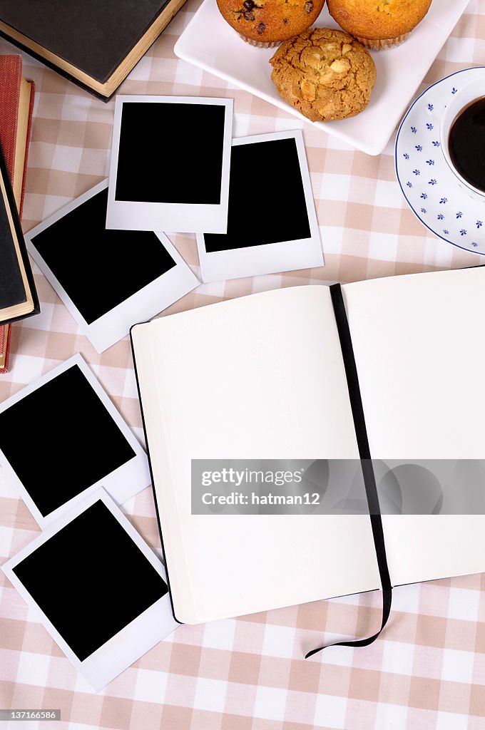 Foto vuota con caffè e scrivere libro