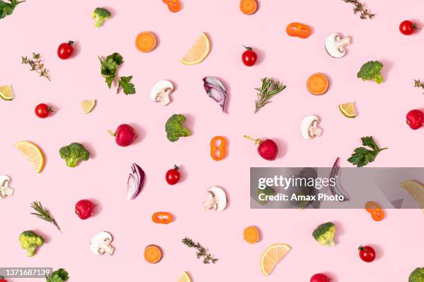 pattern of healthy organic food with vegetables on summer pink background - food flatlay stockfoto's en -beelden