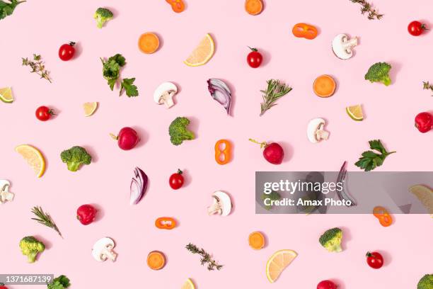 pattern of healthy organic food with vegetables on summer pink background - cuisine 個照片及圖片檔
