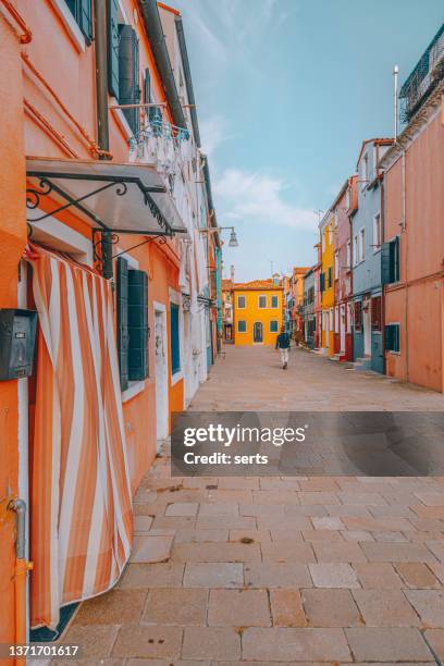 giovane turista che cammina per strada della città di burano, venezia, italia - burano foto e immagini stock