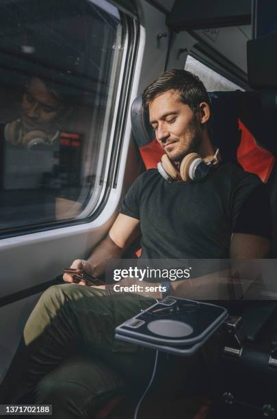 joven que viaja en tren - bus interior fotografías e imágenes de stock