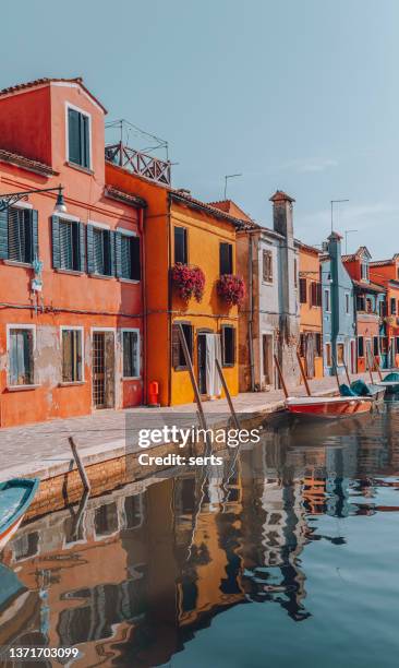 casas coloridas en el canal en burano town, venecia, italia - burano fotografías e imágenes de stock