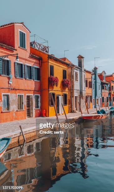 maisons colorées sur le canal dans la ville de burano, venise, italie - burano photos et images de collection