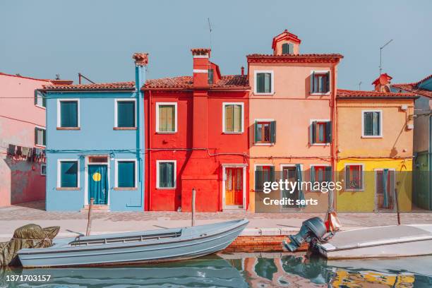 case colorate sul canale nella città di burano, venezia, italia - burano foto e immagini stock