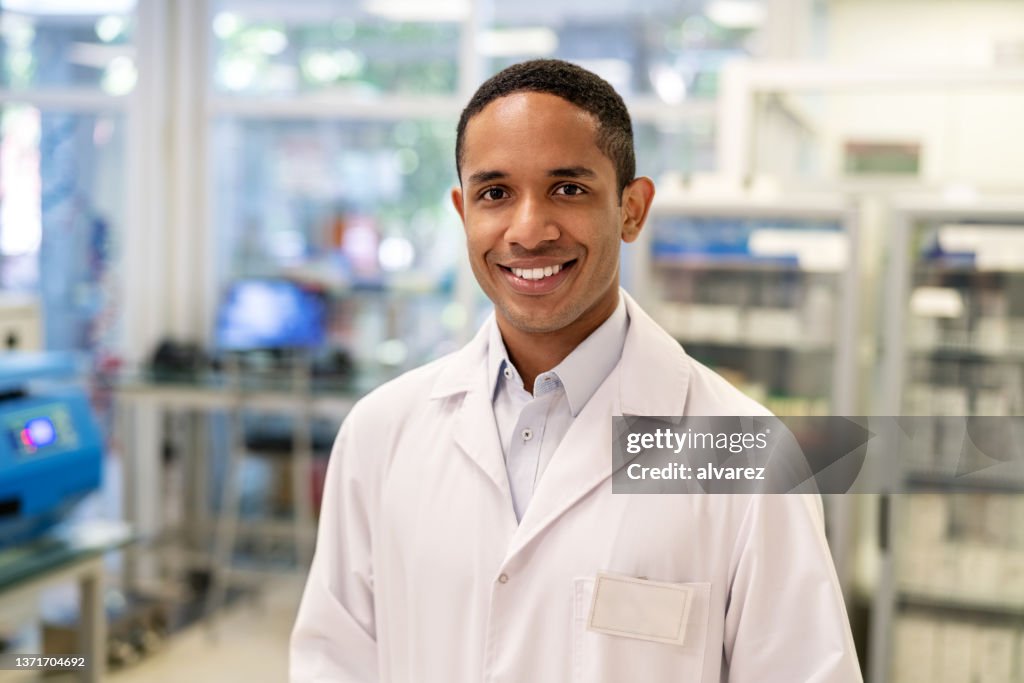 Porträt eines selbstbewussten Wissenschaftlers, der in einem medizinischen Labor steht
