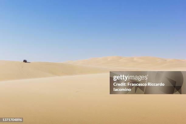 off road vehicle, namib desert, sossusvlei sand dunes, namibia, africa - kalahari desert stock pictures, royalty-free photos & images